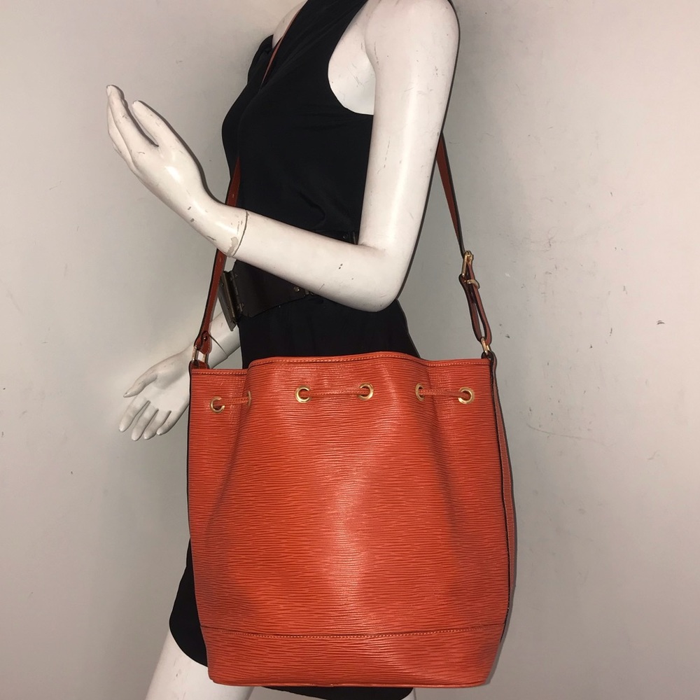 Spectacular vintage Siso epi leather orange drawstring bucket LARGE embo… - Picture 5 of 8